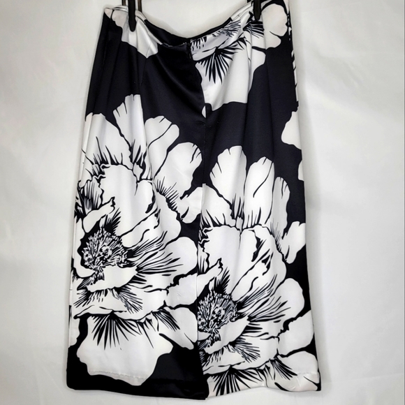 New York & Co Stretch Black White Floral Skirt - Picture 6 of 6